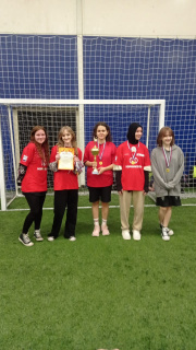 Сборная команда девушек старших классов выиграла районный кубок в соревнованиях по минифутболу. 