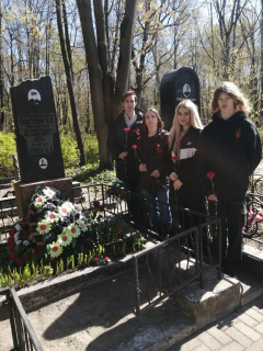 8 мая учащиеся с педагогами школы № 2 побывали на братской могиле лётчика А.А. Гожева и Героя Советского Союза М.А. Советского.