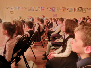 24 апреля 1 Б класс посетил спектакль "Дюймовочка" от Морского округа. 