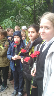8 сентября учащиеся 6в класса школы № 2 принимали участие в  митинге памяти в Яблоневом саду.