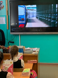 Учащиеся школы посмотрели видео о правилах поведения на железной дороге.